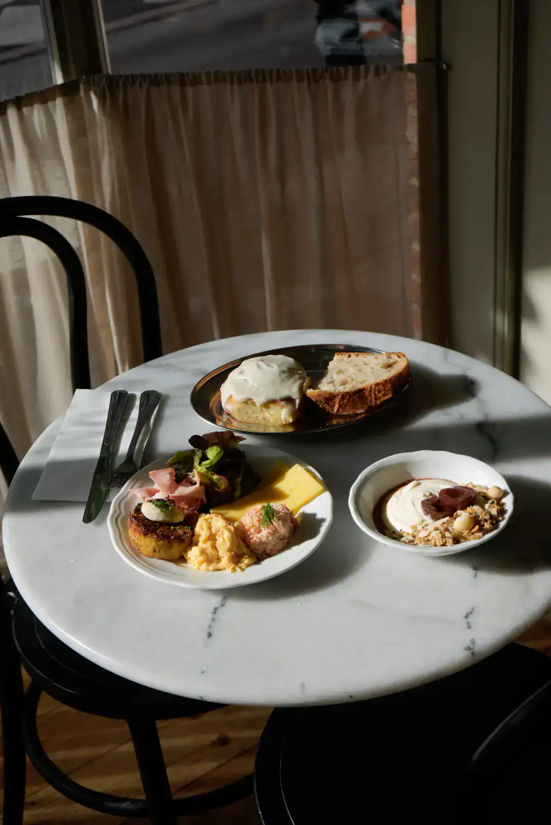 Håndlavet brunch med æg, skinke, brød og yoghurt på The Union Kitchen.